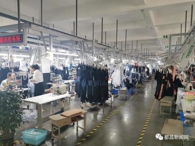 富德士服飾公司:加班加點趕訂單 一刻不停忙生產