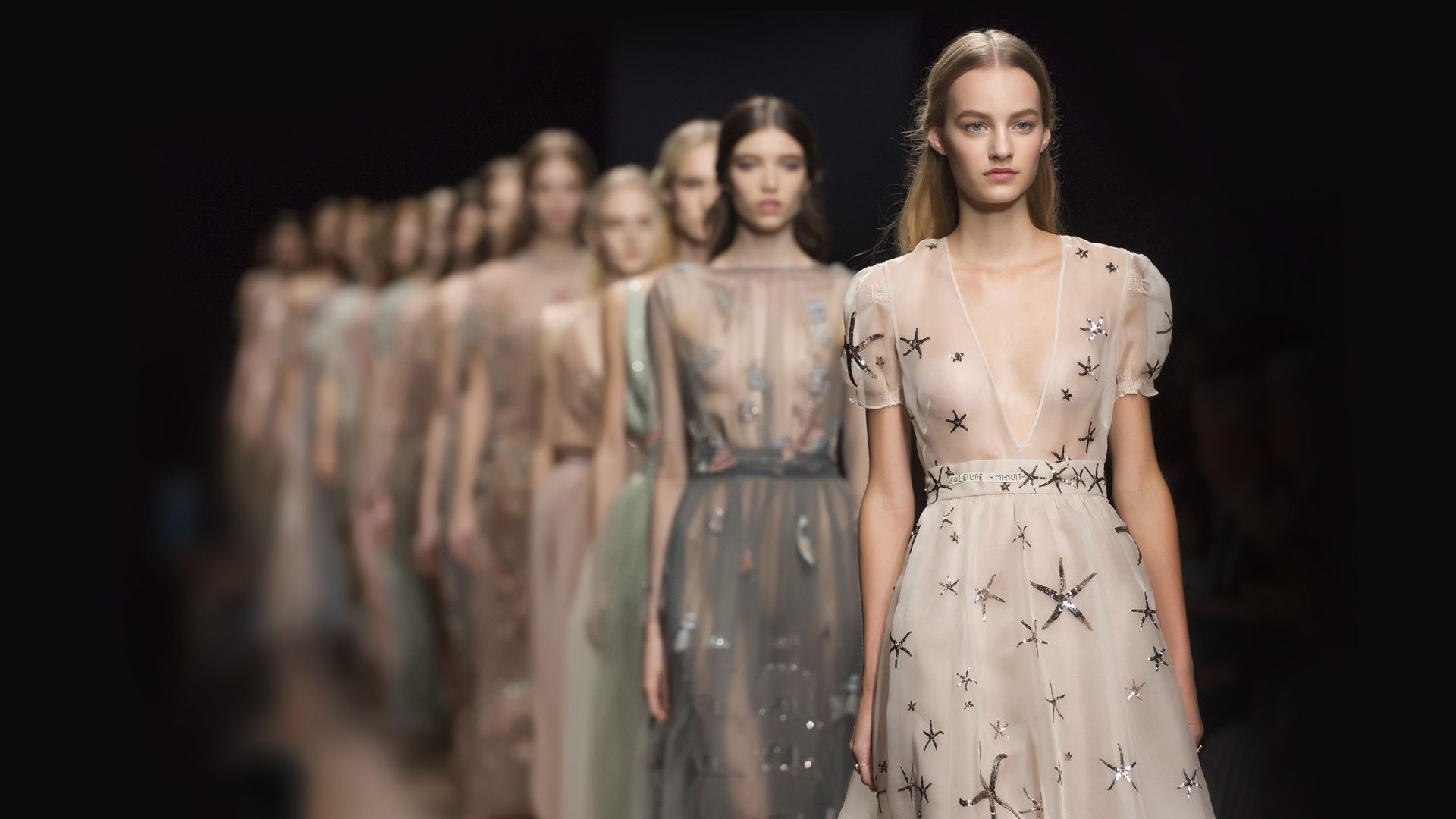 服裝設(shè)計(jì)師DNA:華倫天奴，黑與白_時(shí)尚_網(wǎng)